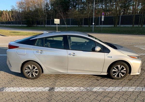 Toyota Prius cena 79000 przebieg: 79000, rok produkcji 2018 z Łomianki małe 667